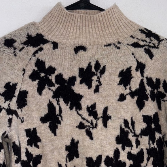 Liz Claiborne Mock Neck Beige Black Floral Sweater - Picture 10 of 14